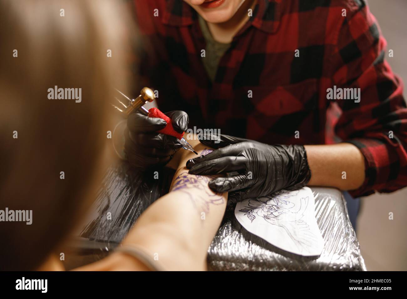 Nahaufnahme der Tattoo Master Hände sorgfältig zeichnen mit Tattoo Maschine Stockfoto