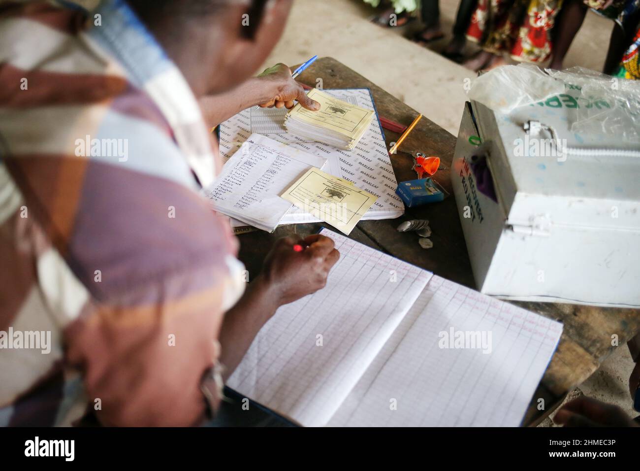 Menschen versammeln sich bei einer Gemeindebank in Sierra Leone, um Geld einzuzahlen und zu sparen. Stockfoto
