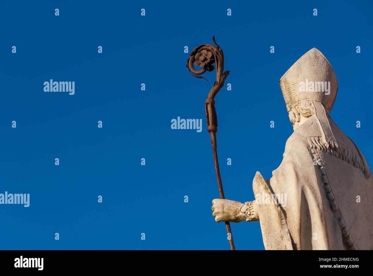 Katholische Kirche. Bischof mit Mitra und Bischofsstab, eine alte Statue aus weißem Marmor auf alten Mauern von Lucca, errichtet im 17th. Jahrhundert (mit Kopierraum) Stockfoto