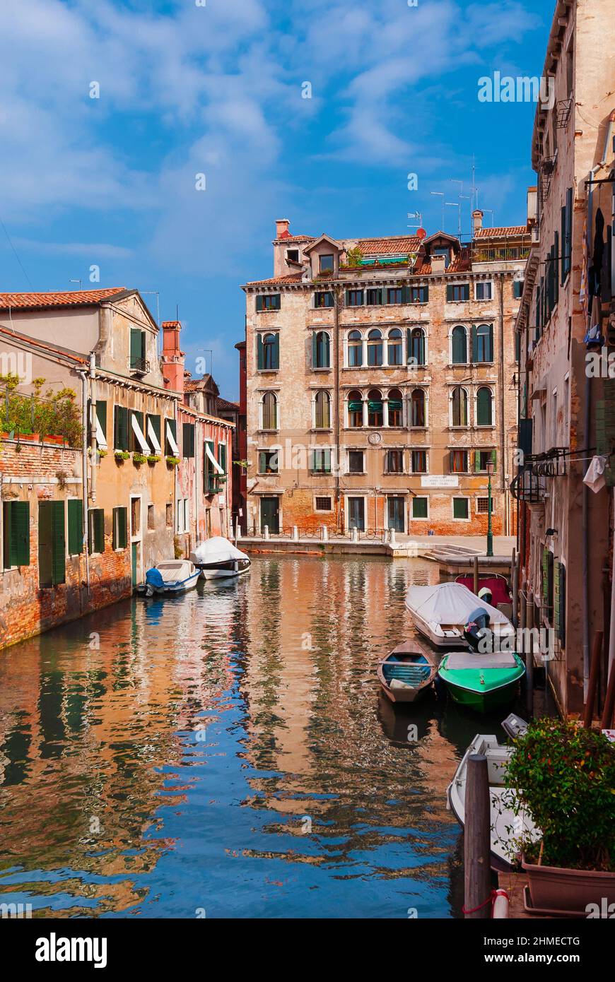 Blick auf den Rio San Pantalon, einen charakteristischen Kanal von Venedig mit alten, traditionellen und farbenfrohen Häusern im ruhigen Viertel San Polo Stockfoto