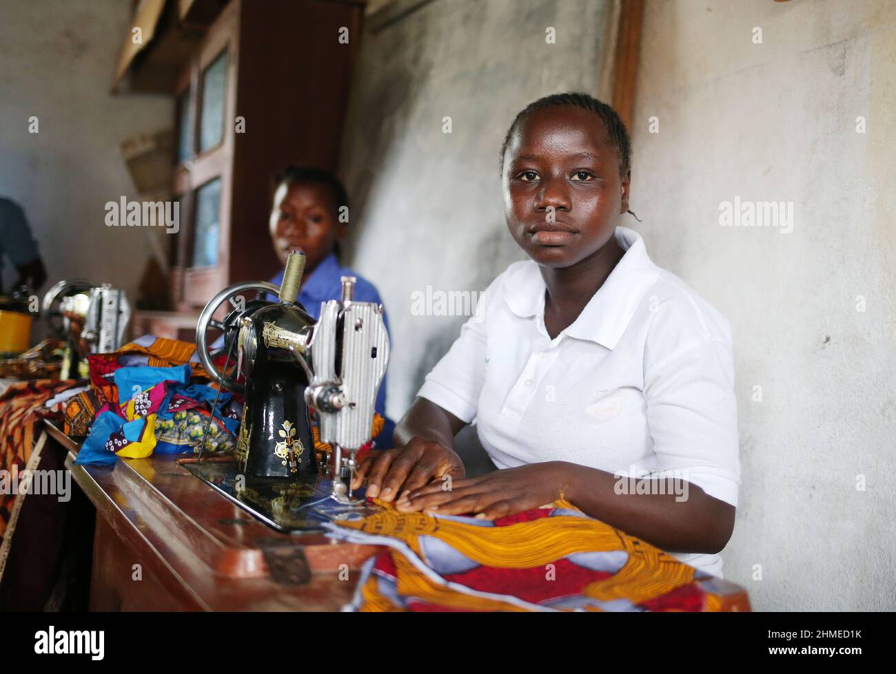 Schulkinder und junge Erwachsene lernen an einer von NGOs finanzierten Berufs- und Technikschule in Sierra Leone Handwerk. Stockfoto