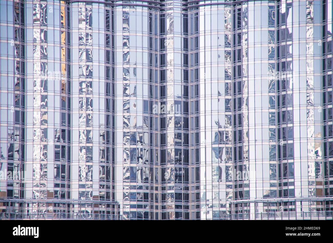 Spiegelungen auf einem Gebäude aus Glas. Stockfoto