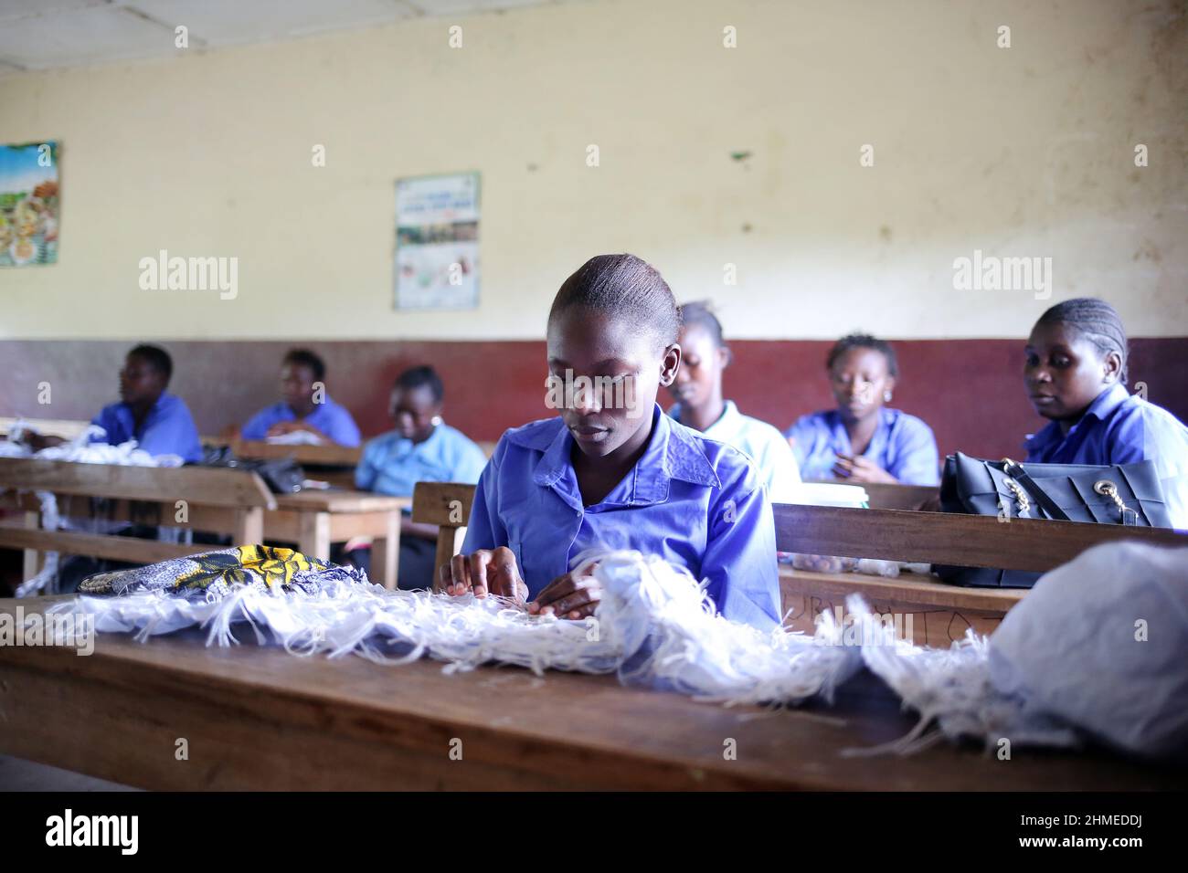 Schulkinder und junge Erwachsene lernen an einer von NGOs finanzierten Berufs- und Technikschule in Sierra Leone Handwerk. Stockfoto