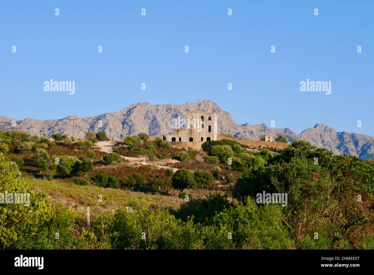 Ruinen der Burg Prinz Pierre in Calenzana. Korsika, Frankreich. Hochwertige Fotos Stockfoto