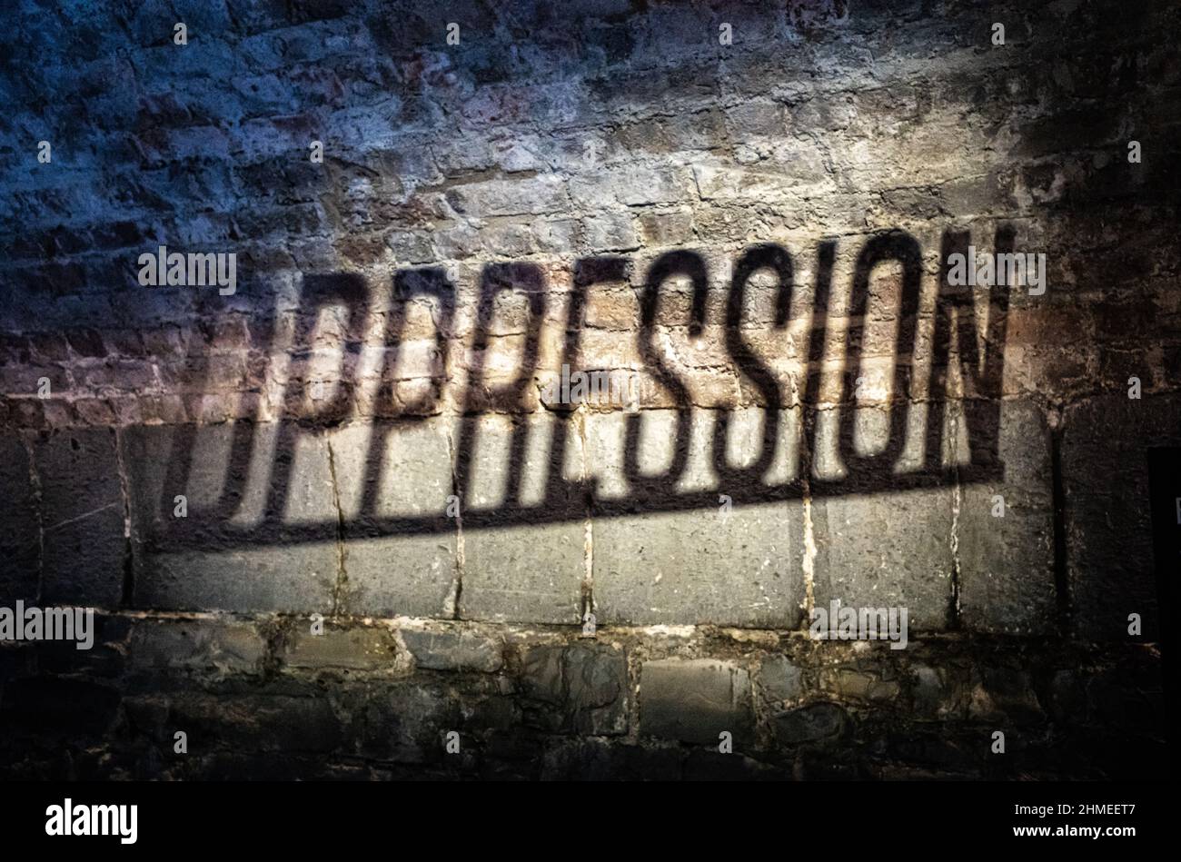 Das Wort „Unterdrückung“ wurde in EPOS auf eine Mauer projiziert, das Irish Emigration Museum in Dublin, Irland. Stockfoto