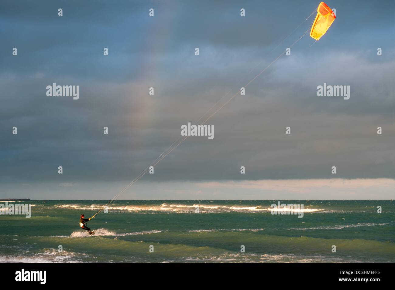 Kitesurfen mit Regenbogen mittelmeer Stockfoto