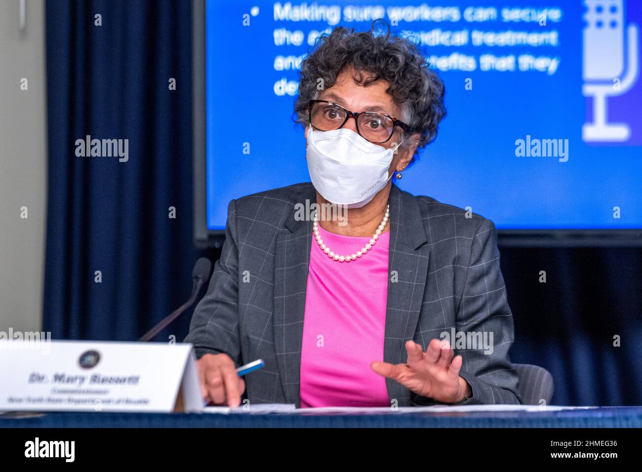 New York, USA. 9th. Februar 2022. Die Kommissarin des New Yorker Gesundheitsministeriums, Dr. Mary Bassett, spricht auf einer Pressekonferenz, auf der die New Yorker Gouverneurin Kathy Hochul die Aufhebung ihres Impfungs- oder Maskenmandats für New Yorker Unternehmen angekündigt hat, obwohl die Beschränkung für Schulen bestehen bleibt. Kredit: Enrique Shore/Alamy Live Nachrichten Stockfoto