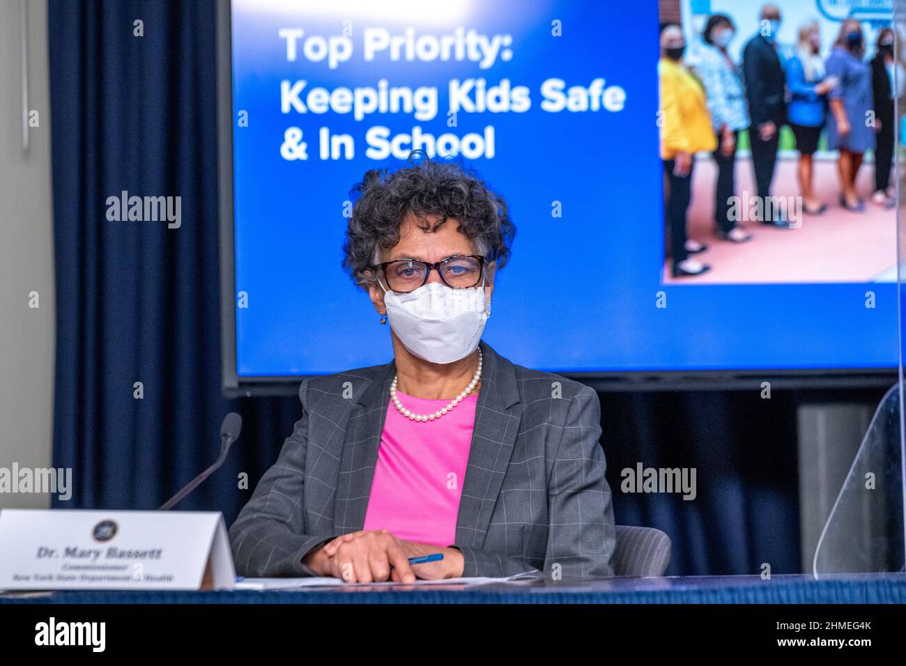 New York, USA. 9th. Februar 2022. Die Kommissarin des New Yorker Gesundheitsministeriums, Dr. Mary Bassett, spricht auf einer Pressekonferenz, auf der die New Yorker Gouverneurin Kathy Hochul die Aufhebung ihres Impfungs- oder Maskenmandats für New Yorker Unternehmen angekündigt hat, obwohl die Beschränkung für Schulen bestehen bleibt. Kredit: Enrique Shore/Alamy Live Nachrichten Stockfoto