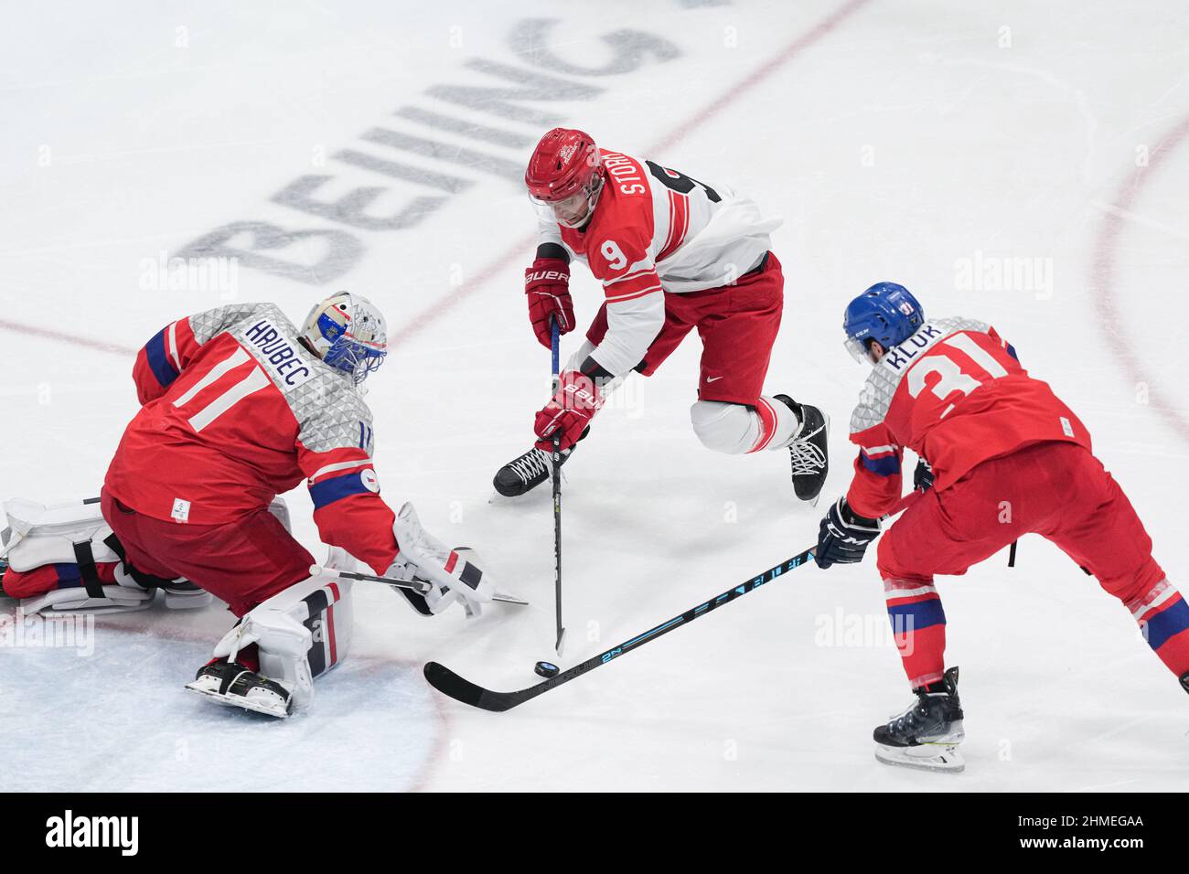 Peking, China. 9th. Februar 2022. Frederik Storm (C) aus Dänemark tritt beim Eishockey-Vorrunde der Männer, Gruppe B, zwischen der Tschechischen Republik und Dänemark im National Indoor Stadium in Peking, der Hauptstadt Chinas, am 9. Februar 2022 an. Quelle: Du Yu/Xinhua/Alamy Live News Stockfoto
