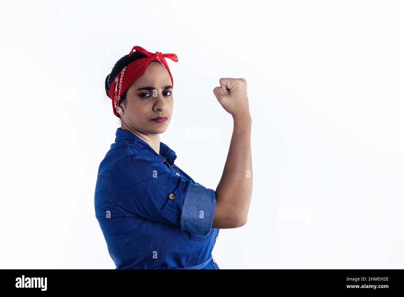 hispanische Frau im Feminismus-Konzept, auf weißem Hintergrund, horizontal, Stockfoto