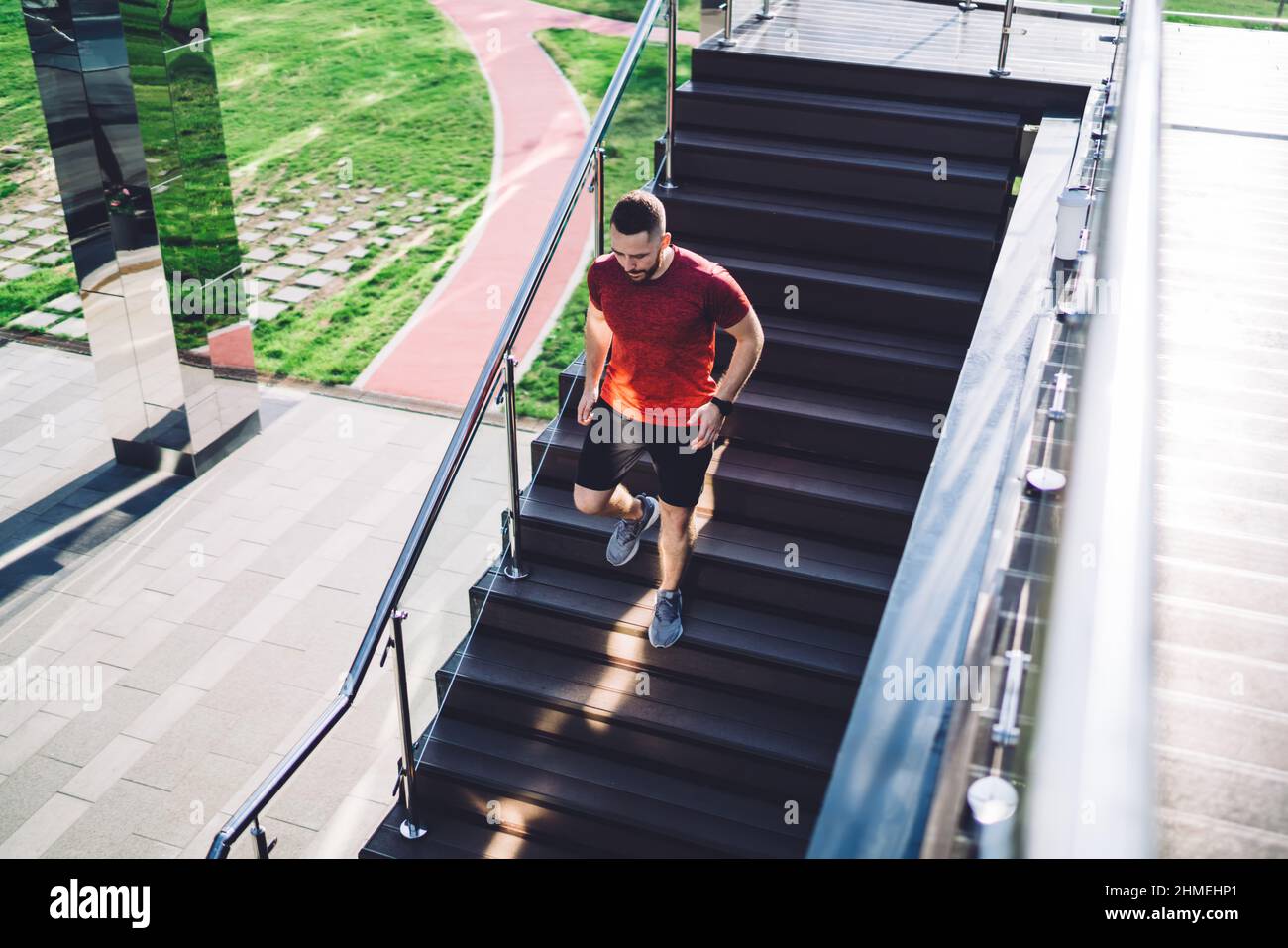 Sportlicher Athlet, der in der Stadt unten läuft Stockfoto