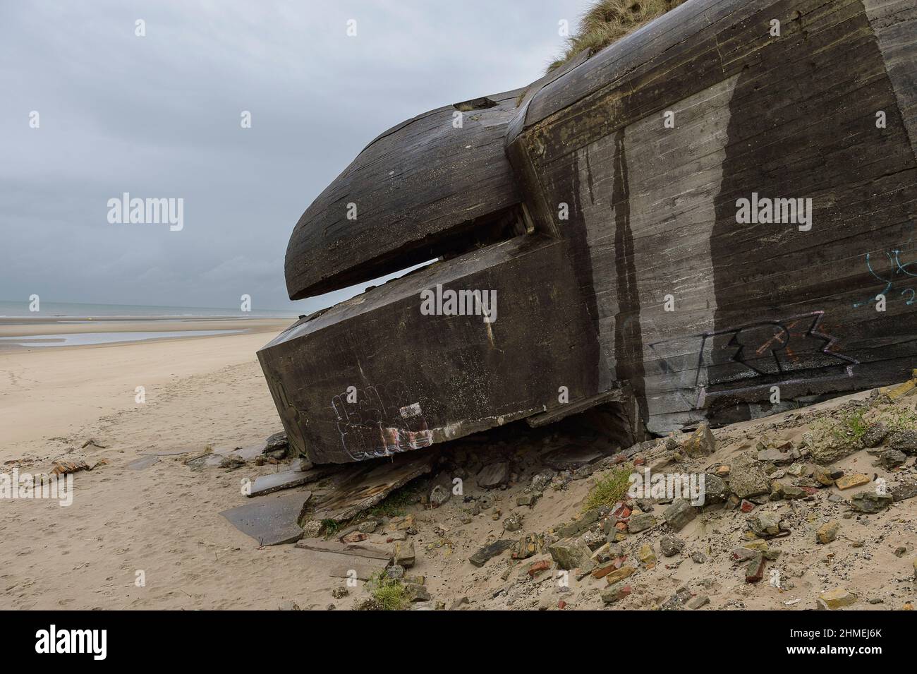 Dans les Dunes et sur la Plage, entre Bray-Dunes et Zuydcoote les ruines de Bunker du mur de l'Atlantique de deuxième guerre mondiale. La batterie de Stockfoto