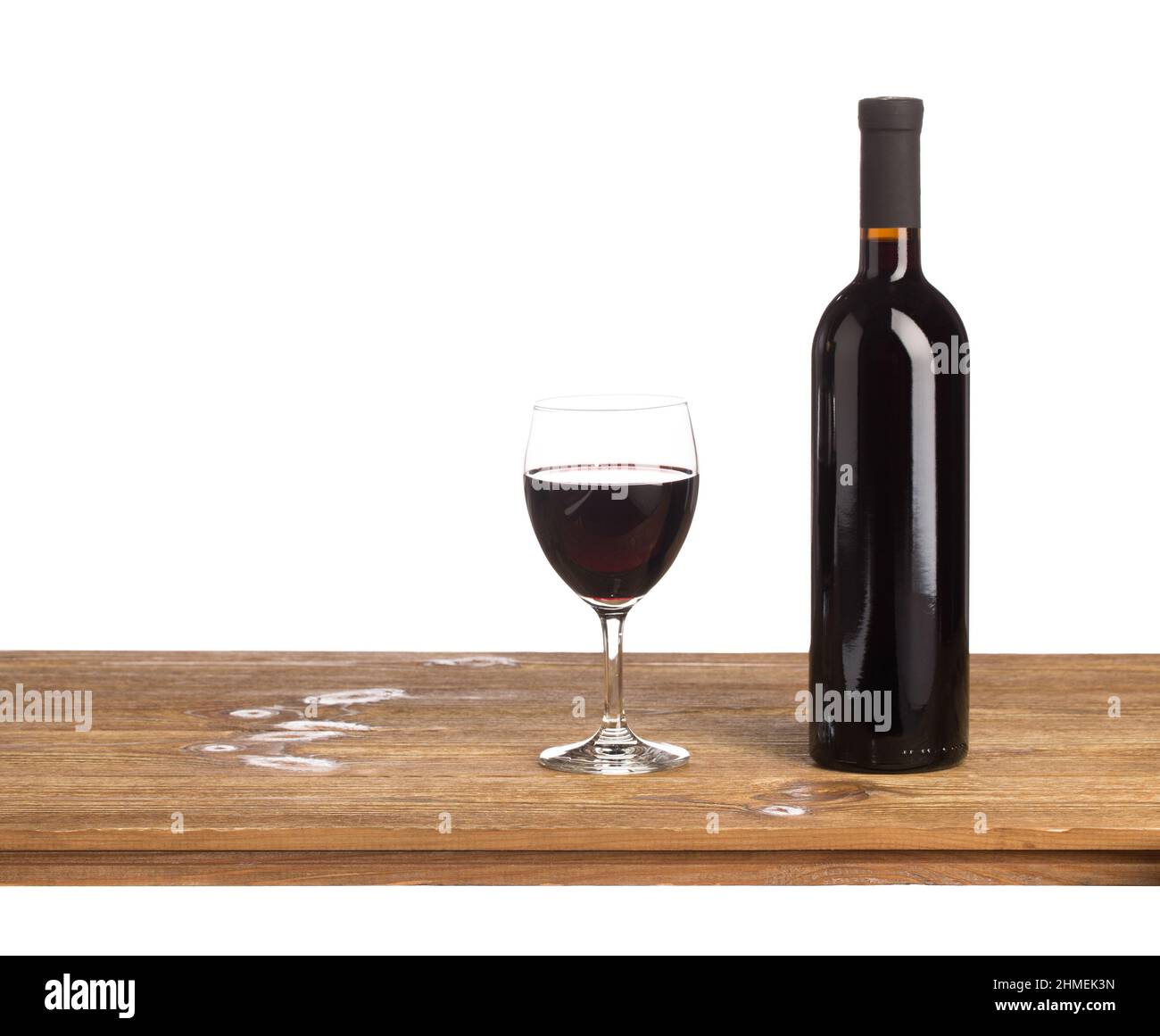 Flasche mit Rotwein und Glas auf Holztisch. Isolierter Hintergrund Stockfoto