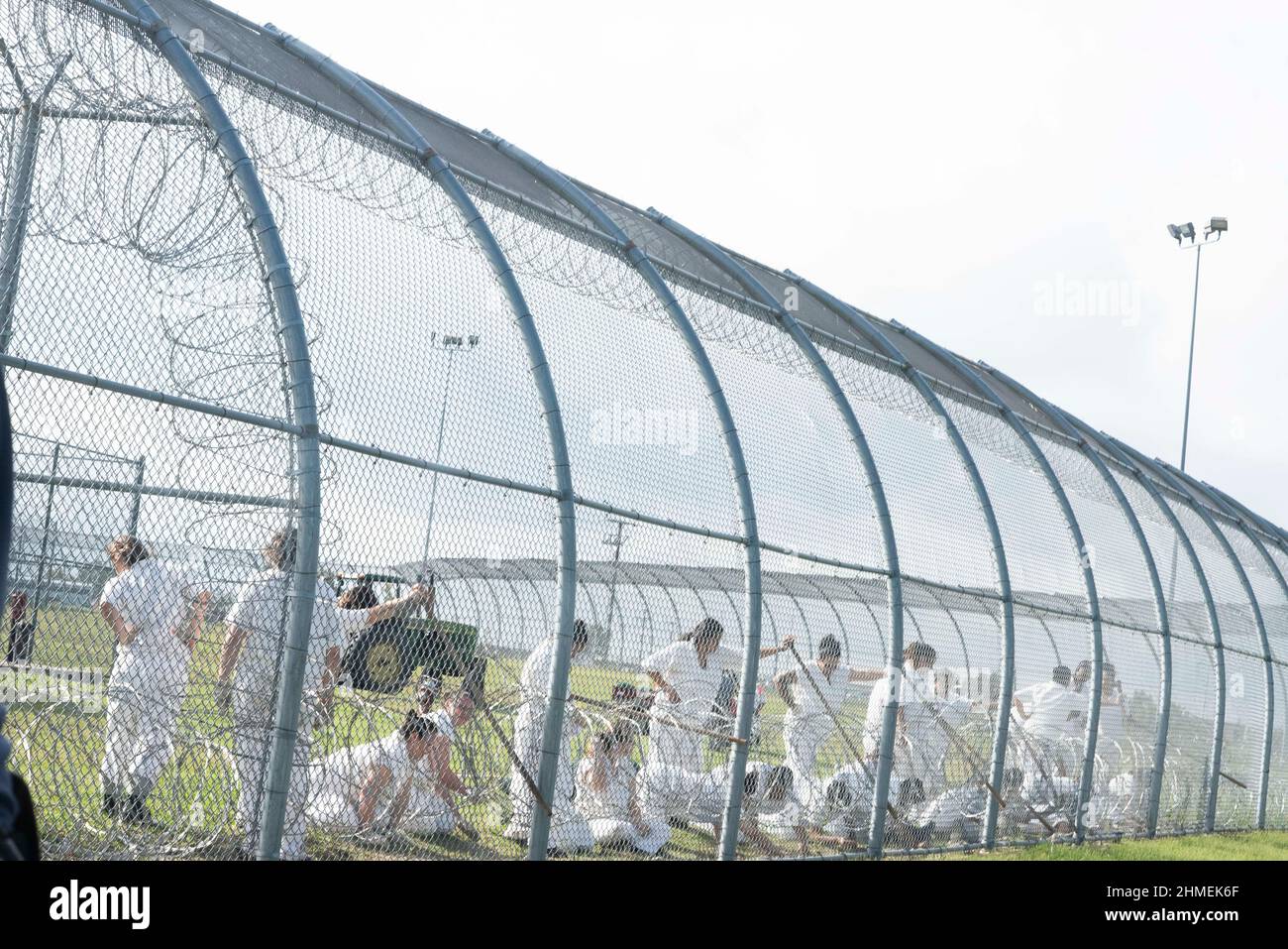 Gatesville, Texas, USA, 19. Oktober 2016: Ein Detail der Frauenarbeit flickt die Zaunlinie in der Murray Unit des Texas Department of Corrections (TDCJ). Das Frauengefängnis beherbergt Hunderte von Straftätern aus ganz Texas. ©Bob Daemmrich Stockfoto