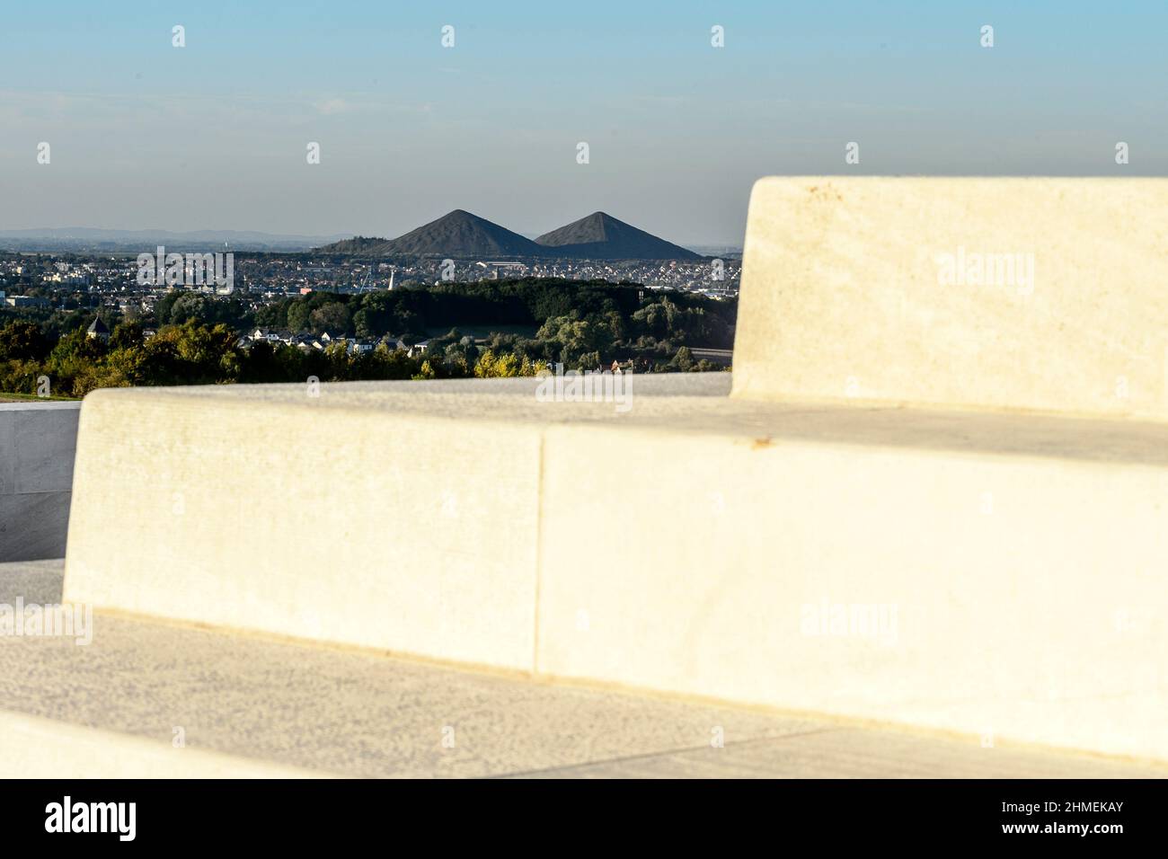 Canadian National Memorial von Vimy und Loos en Gohelle Heap auf der Rückseite Memorial National du Canada qui commandore les Soldats canadiens Morts Anhänger Stockfoto