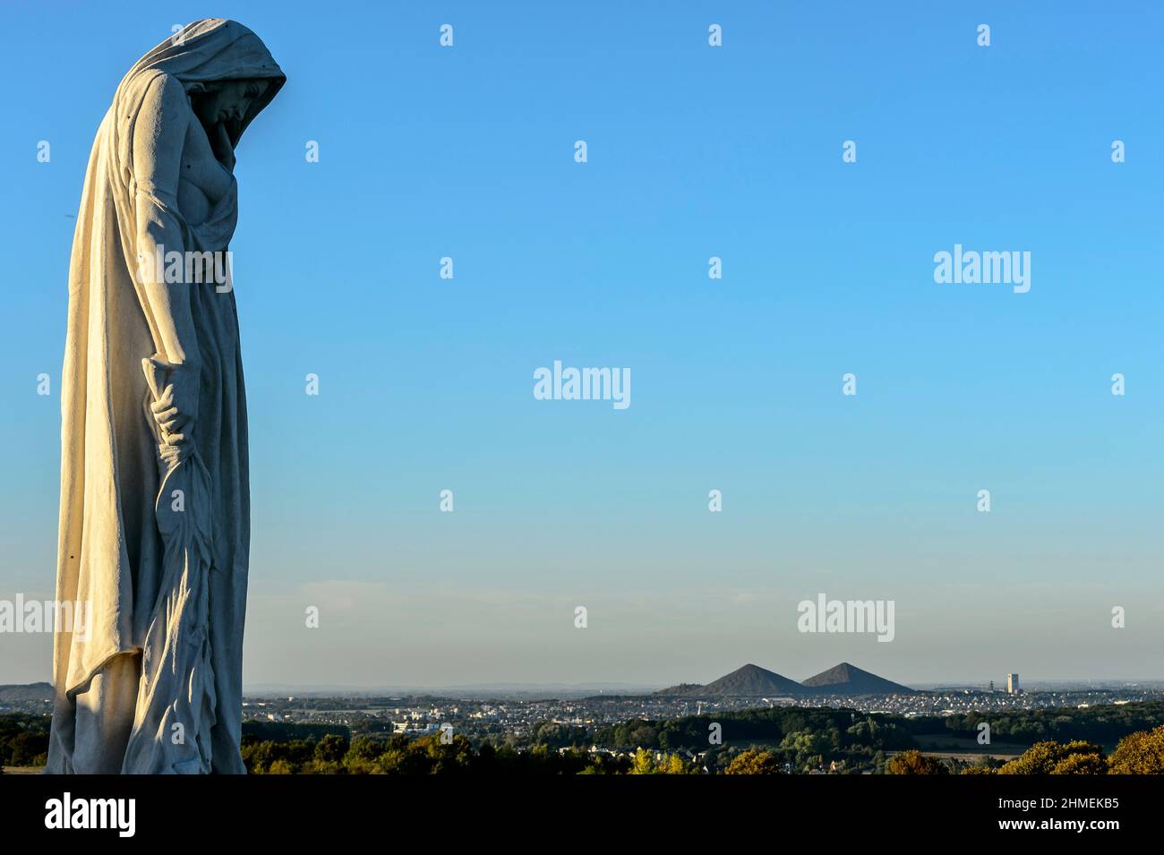 Canadian National Memorial von Vimy und Loos en Gohelle Heap auf der Rückseite Memorial National du Canada qui commandore les Soldats canadiens Morts Anhänger Stockfoto