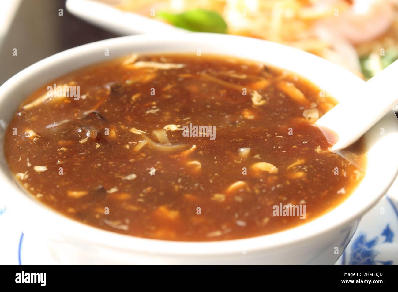 Eine Schüssel mit heißen chinesischen Hühnchen- und Nudelsuppe. Stockfoto