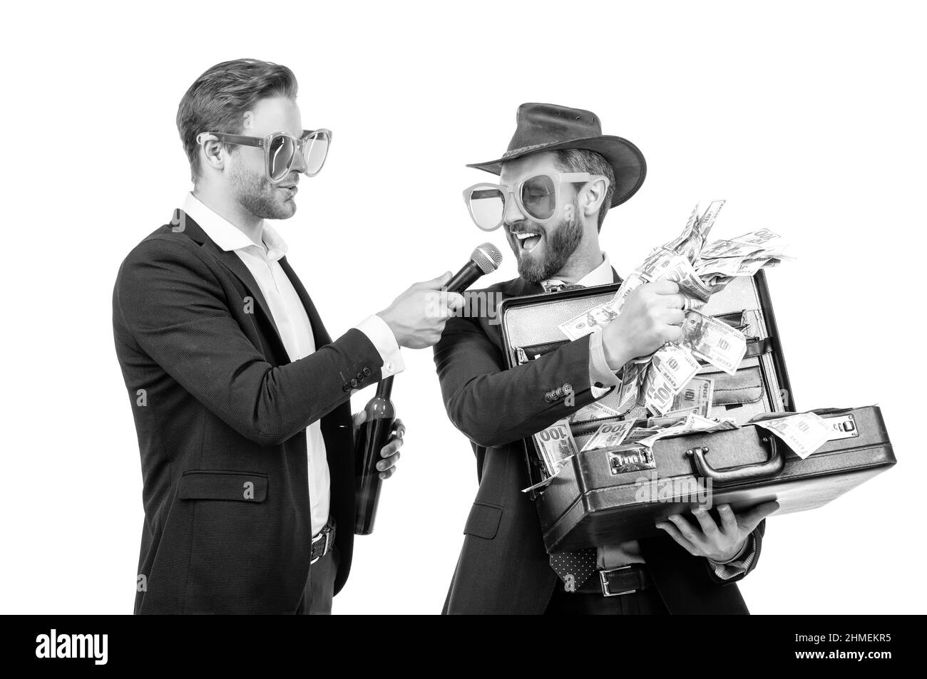 Nachrichtensprecher Interview glücklicher Gewinner. Gewinner Mann halten Geld Koffer. Viel Geld Stockfoto