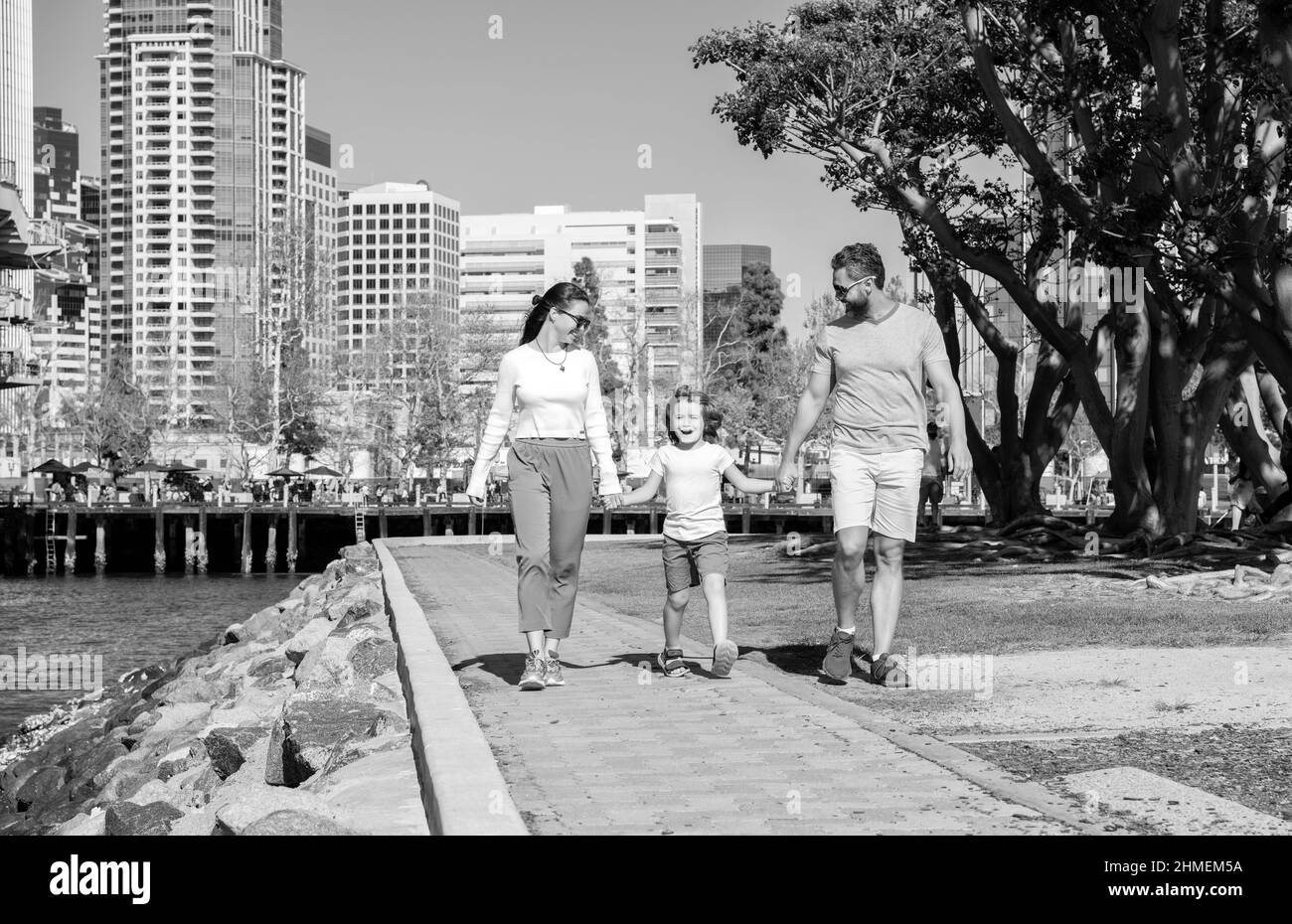 Glückliche junge Mutter und Vater zu Fuß im Park mit Sohn, Adoption Stockfoto