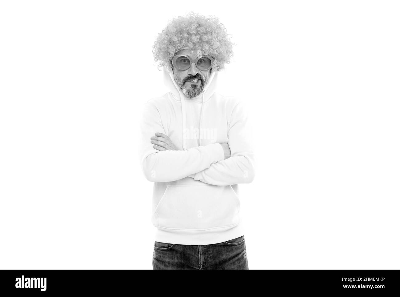 Lustiger Mann trägt orangene Perücke mit geeky Look halten die Arme gekreuzt, extravagant Stockfoto