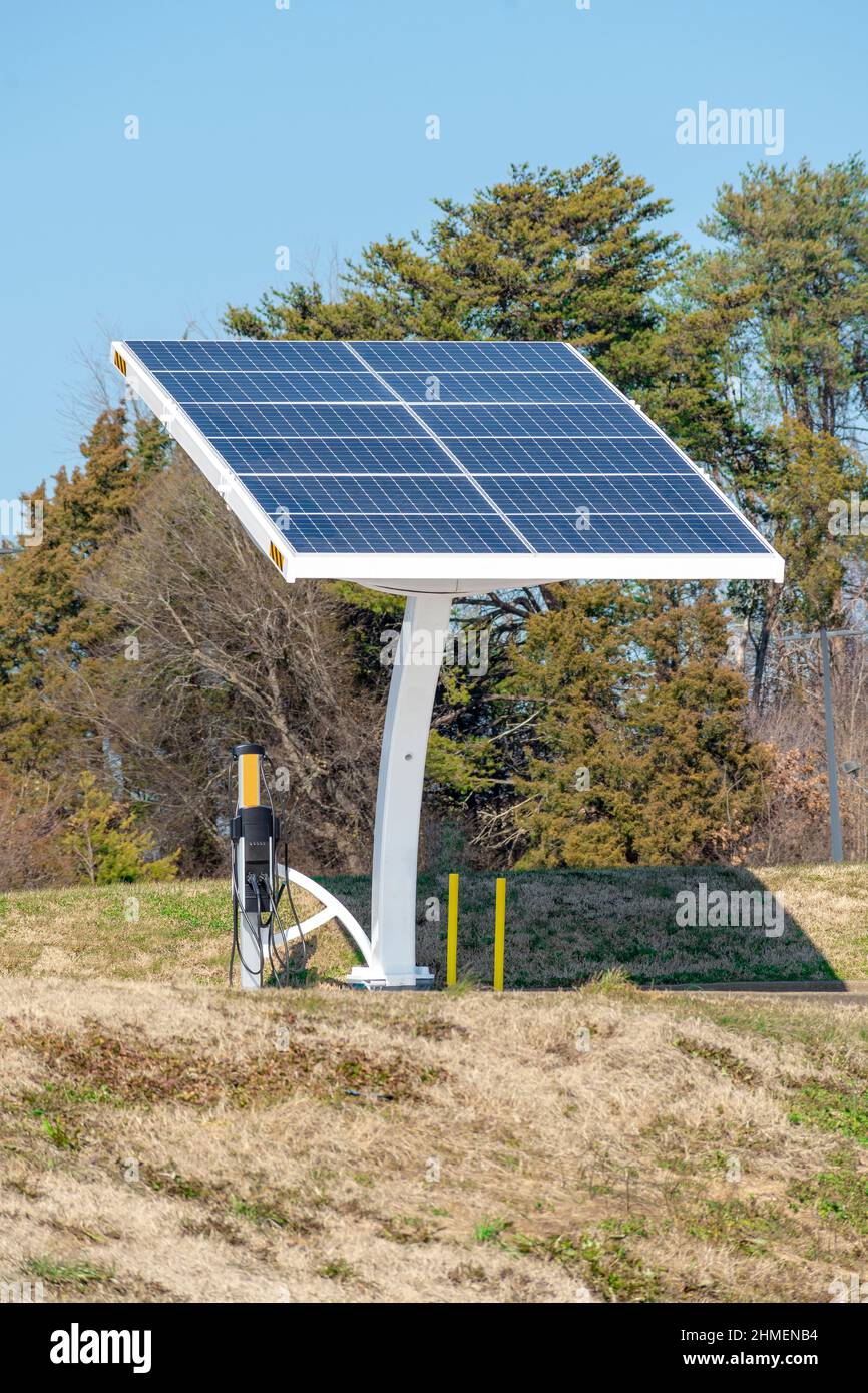 Vertikale Aufnahme einer Solaranlage, die mit einer Ladestation für Elektrofahrzeuge verbunden ist. Stockfoto