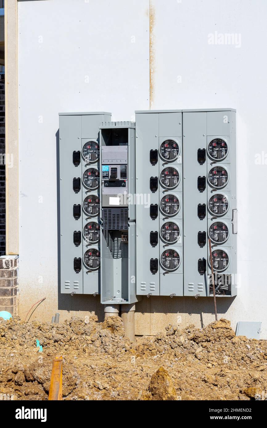 Vertikale Aufnahme einer elektrischen Zähleranlage für den neuen Mehrfamilienhaus-Bau. Stockfoto