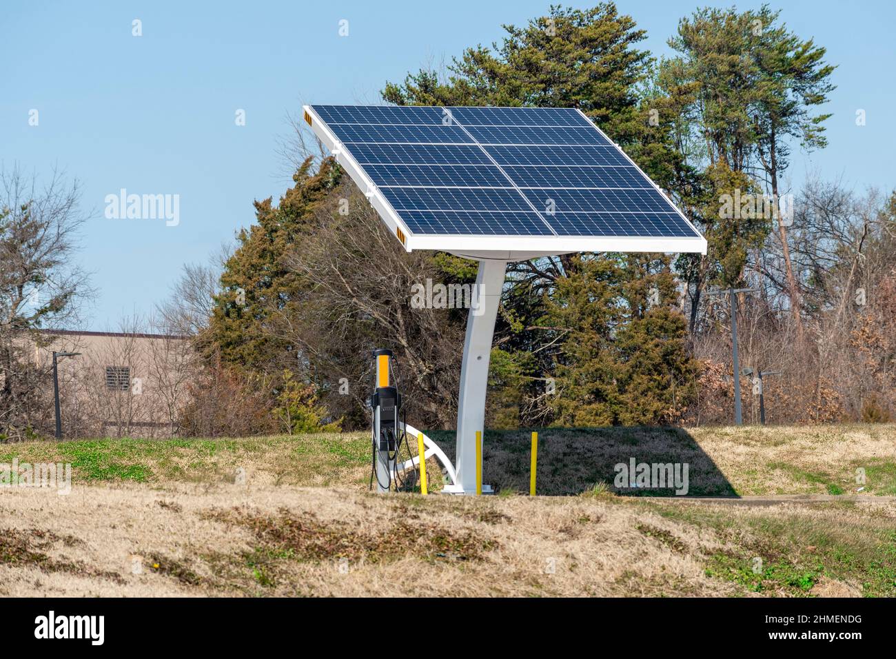 Horizontale Aufnahme einer Ladestation für Elektrofahrzeuge, die mit Solarenergie betrieben wird. Stockfoto