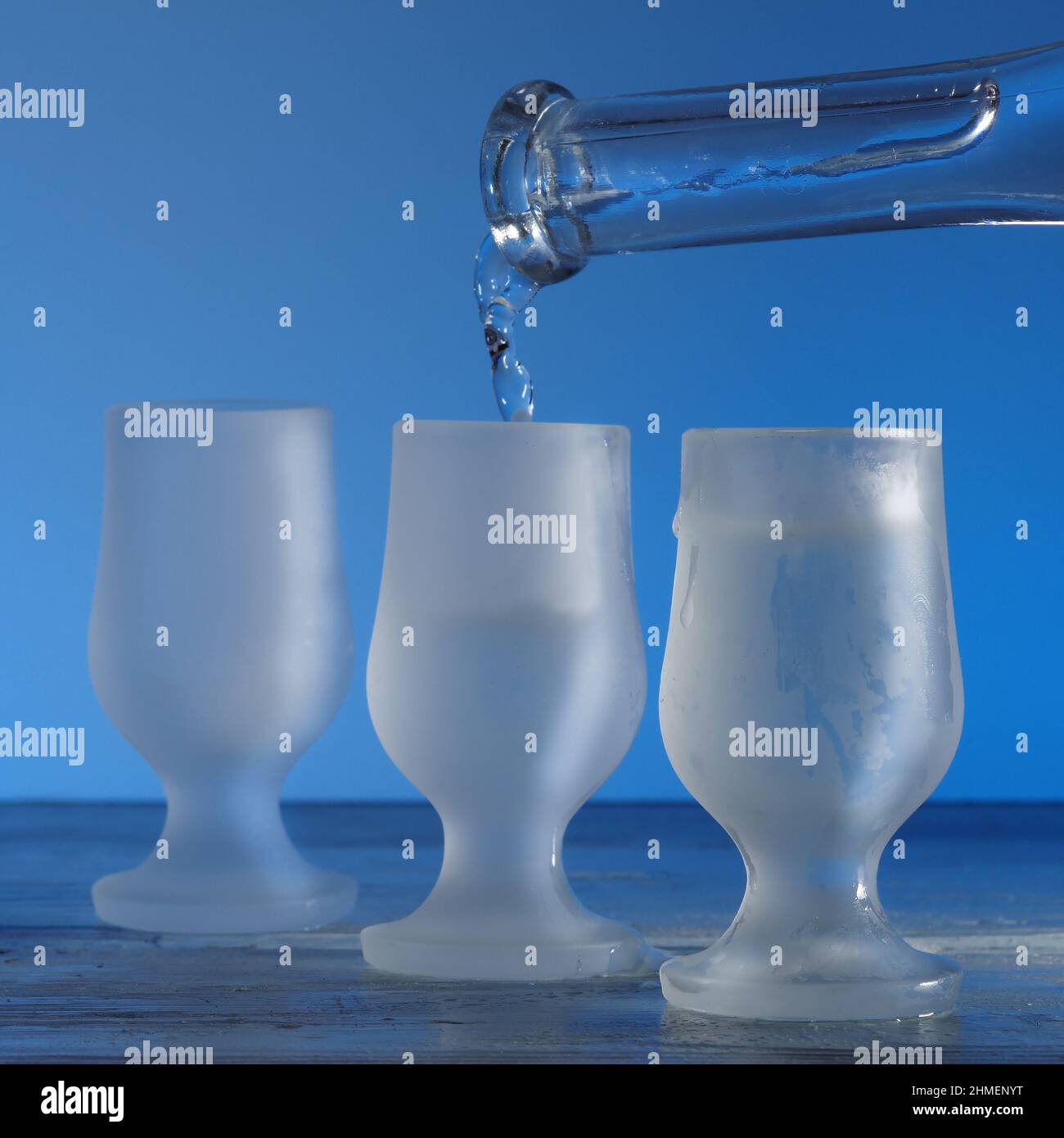 Glas Wodka auf blauem Holztisch, selektiver Fokus Stockfoto