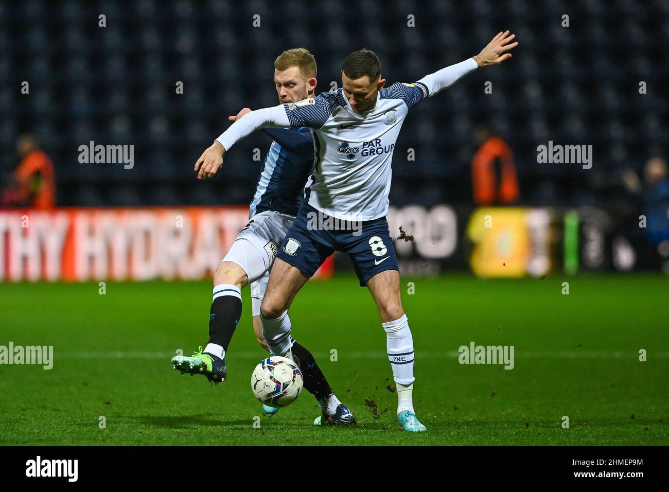 Lewis O'Brien #8 von Huddersfield Town und Ched Evans #9 von Preston North End kämpfen um den Ball Stockfoto