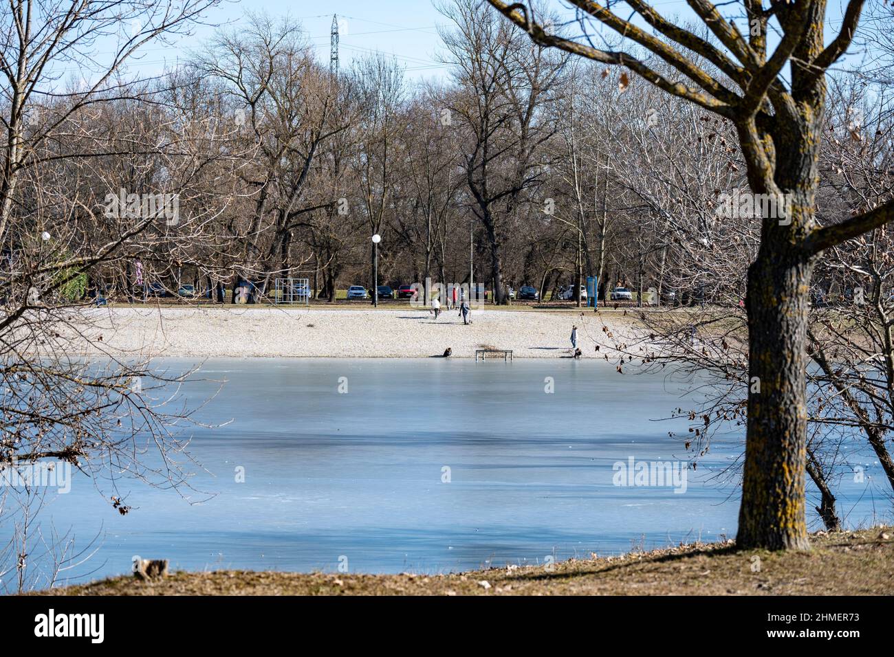Gefrorene Oberfläche des Sees Jarun in Zagreb, Kroatien mit Spuren, die von Enten und Wasservögeln hinterlassen wurden Stockfoto