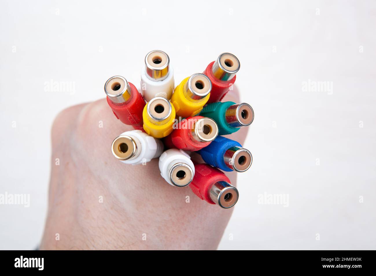 Farbige Audioleitungen tupeln sich in der Nahaufnahme der Hand Stockfoto