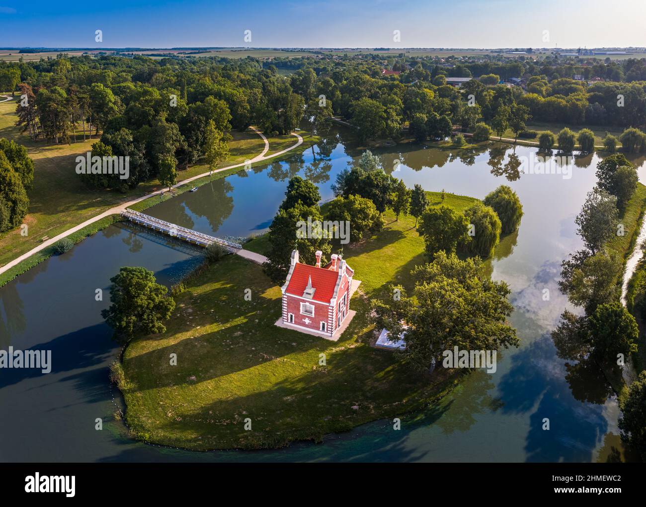 Deg, Ungarn - Luftaufnahme über das schöne Holland-Haus (Hollandi Haz) auf einer kleinen Insel im Dorf deg bei einem Sommersonnenaufgang mit klarem blu Stockfoto