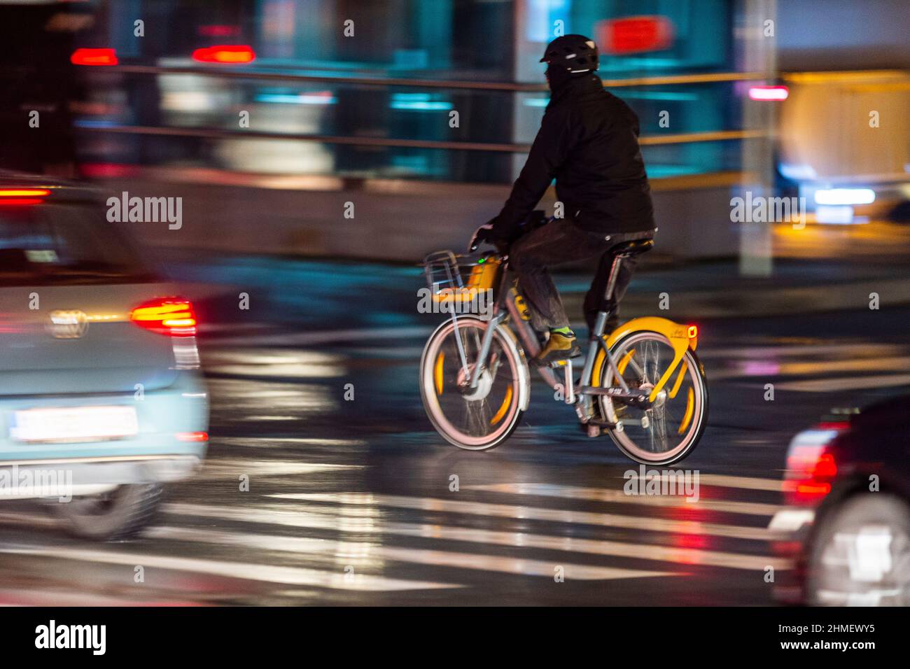 Cycliste sans gilet dans la circulation routiere Cyclist im Verkehr ohne Sicherheitsjacke Stockfoto