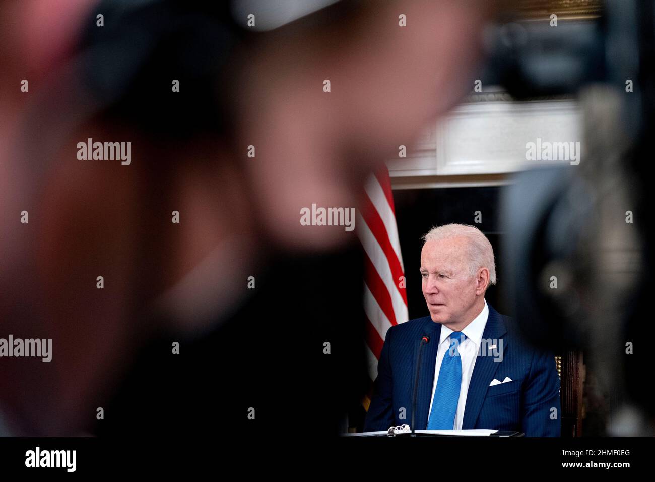 Der Präsident der Vereinigten Staaten, Joe Biden, spricht während eines Treffens mit leitenden Angestellten der Energieversorgungsunternehmen im Staatlichen Speisesaal des Weißen Hauses in Washington, DC, USA, am Mittwoch, den 9. Februar, 2022. Biden trifft sich mit den Führern einiger der größten Versorgungsunternehmen des Landes, während das Weiße Haus einen erneuten Anstoß gibt, sein mit Klimaausgaben beladenes Versöhnungspaket wieder auf Kurs zu bringen. Quelle: Andrew Harrer/Pool via CNP /MediaPunch Stockfoto