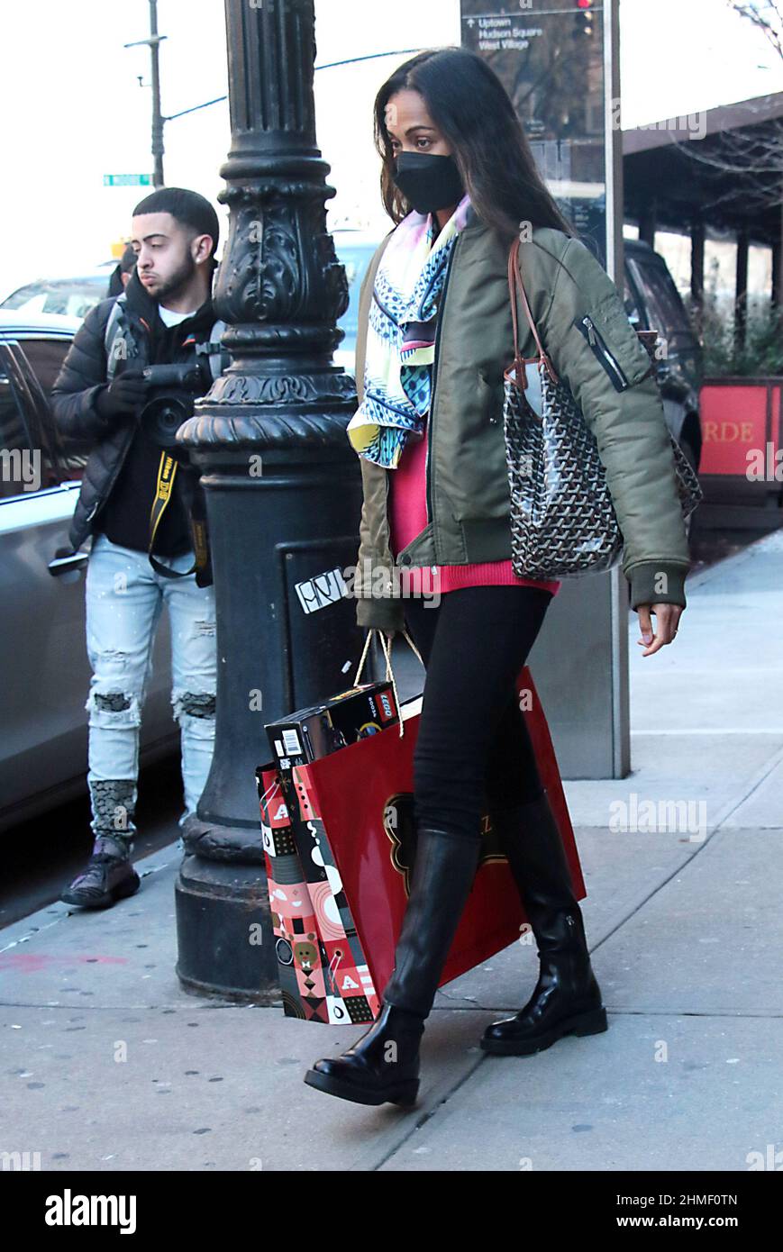 New York, NY, USA. 09th. Februar 2022. Zoe Saldana sah am 09. Februar 2022, wie sie ihr Hotel in New York City verließ. Quelle: Rw/Media Punch/Alamy Live News Stockfoto