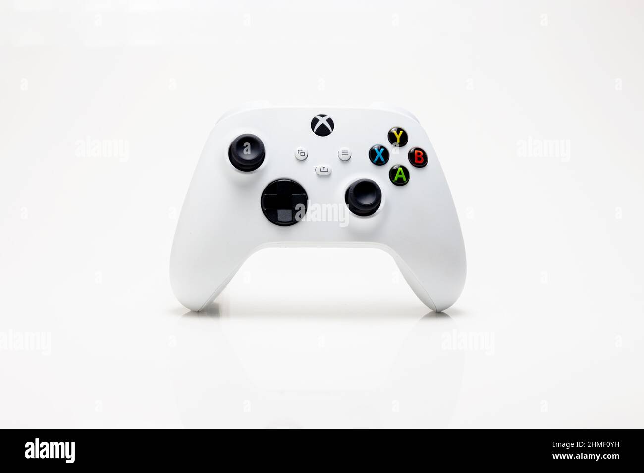 São Luís, Maranhão, Brasilien - 29. Juni 2021: White Xbox Series S Gamepad. Weißer Hintergrund. Stockfoto