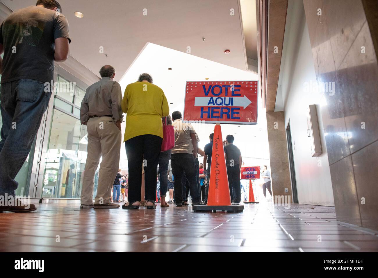Austin, Texas, USA 24. Oktober 2016: Die Wähler von Texas stehen in langen Reihen bei einem Wahllokal in der ehemaligen Highland Mall während der frühen Abstimmung für die Präsidentschaftswahlen 2016. ©Bob Daemmrich Stockfoto
