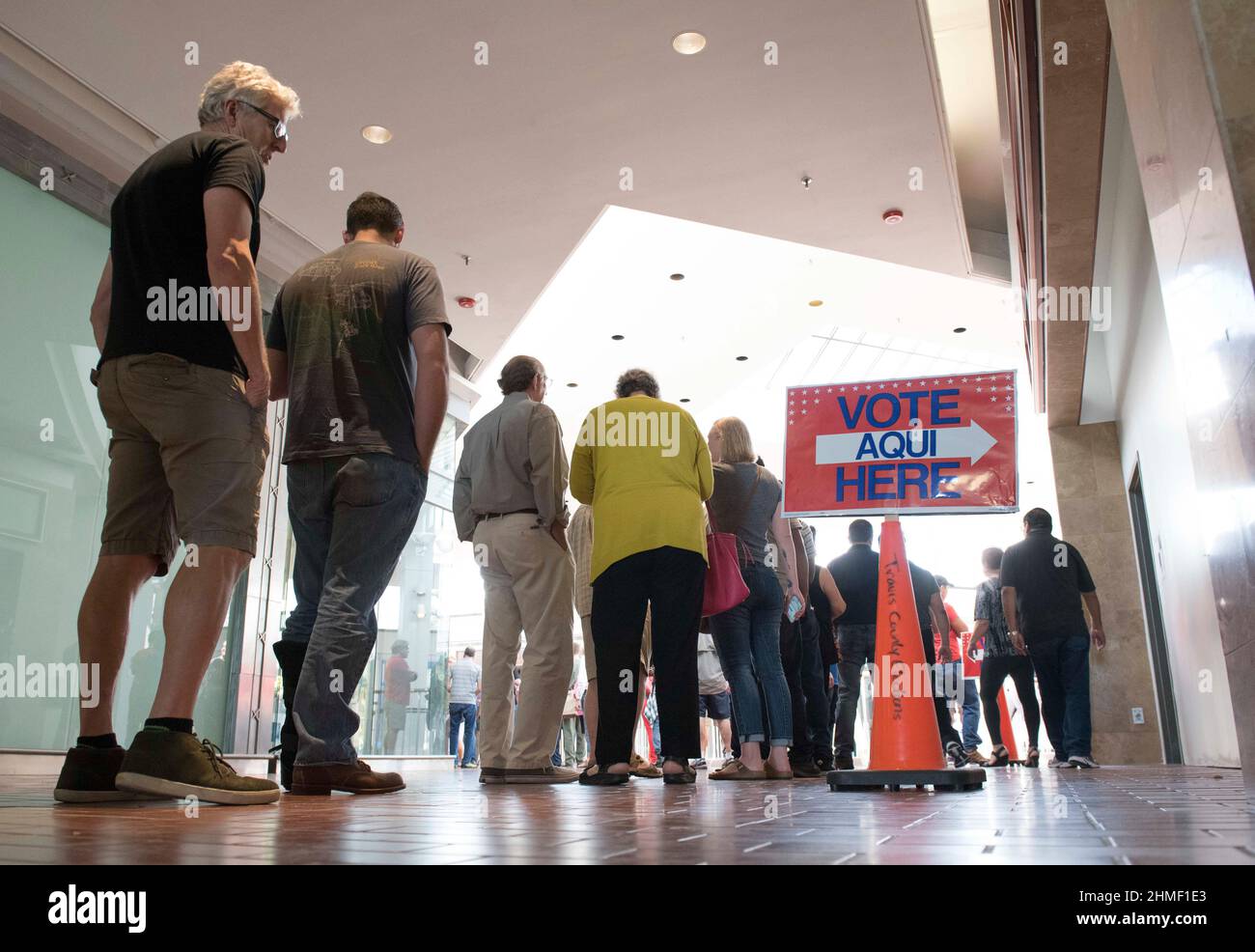 Austin, Texas, USA 24. Oktober 2016: Die Wähler von Texas stehen in langen Reihen bei einem Wahllokal in der ehemaligen Highland Mall während der frühen Abstimmung für die Präsidentschaftswahlen 2016. ©Bob Daemmrich Stockfoto