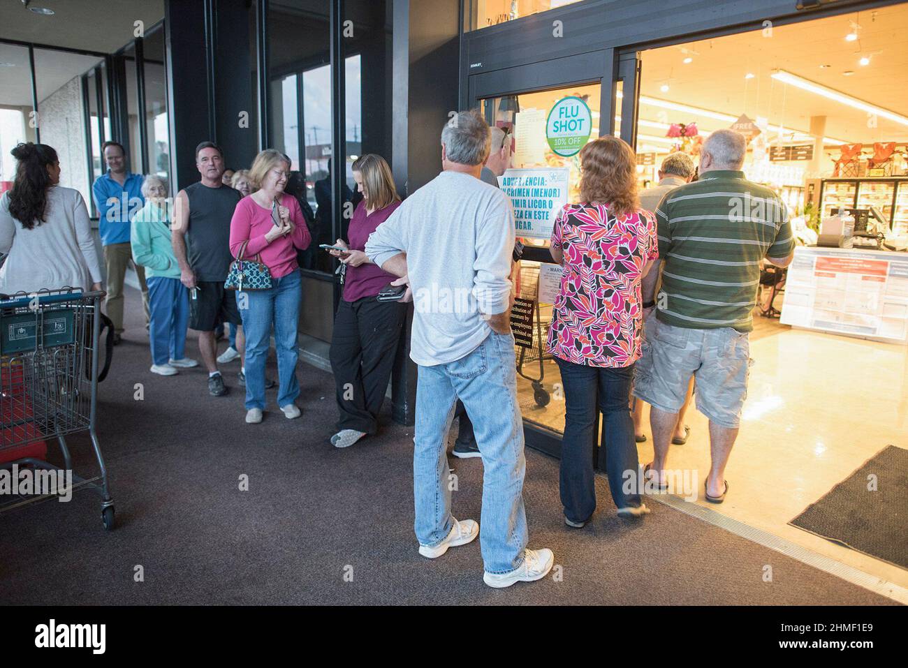 Austin, Texas, USA 24. Oktober 2016: Die Wähler von Texas stehen während der frühen Wahlperiode für die Präsidentschaftswahlen 2016 an einem Wahllokal im Lebensmittelgeschäft von Randall Schlange. ©Bob Daemmrich Stockfoto