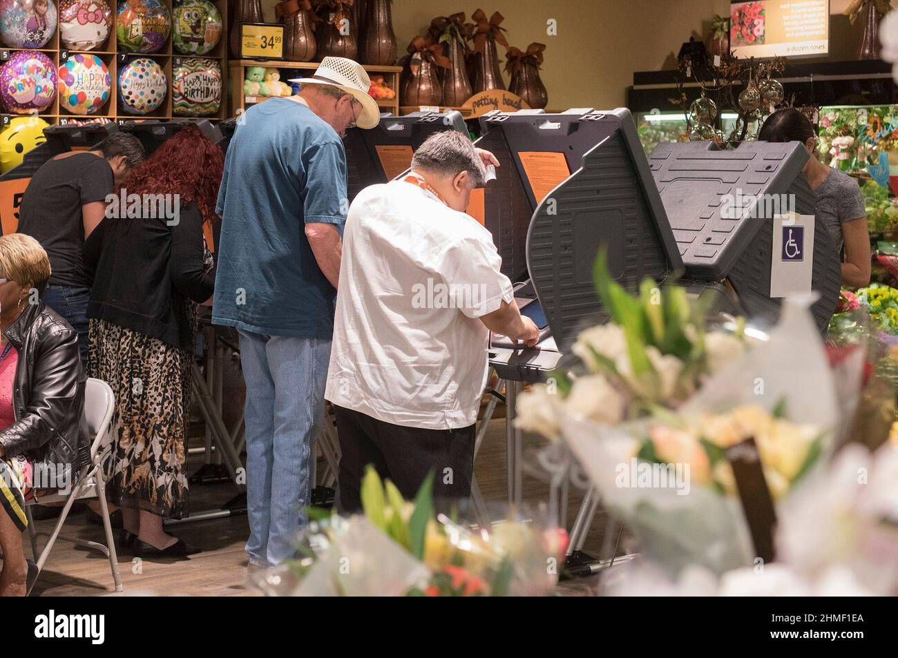 Austin, Texas, USA 24. Oktober 2016: Die Wähler von Texas bei einem Wahllokal im Lebensmittelgeschäft von Randall während der frühen Wahlperiode für die Präsidentschaftswahlen 2016. ©Bob Daemmrich Stockfoto