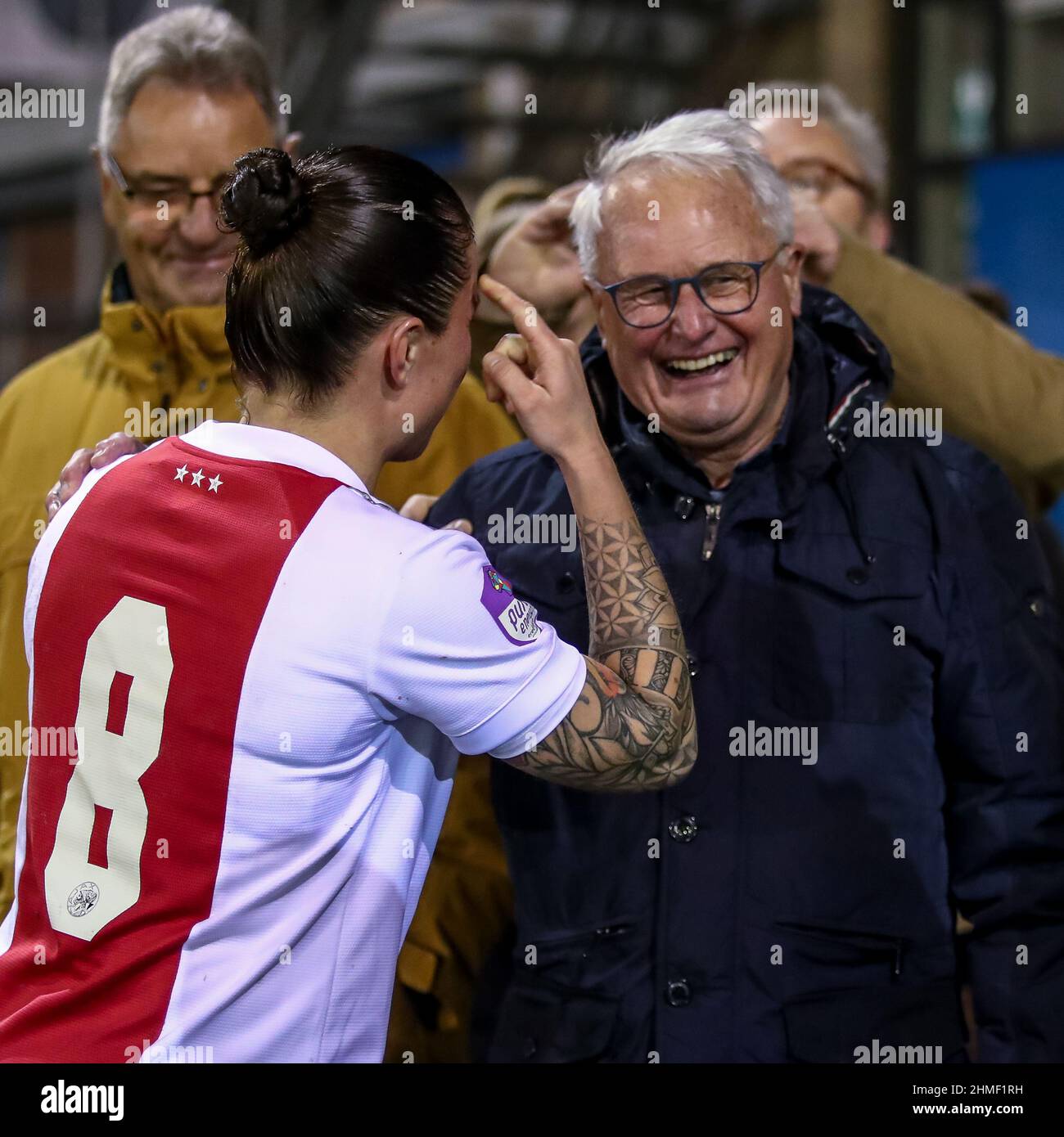 HEERENVEEN, NIEDERLANDE - 9. FEBRUAR: Sherida Spitse von Ajax und Foppe de Haan während des Spiels Pure Energie Eredivisie Vrouwen zwischen SC Heerenveen und Ajax im Sportpark Skoatterwâld am 9. Februar 2022 in Heerenveen, Niederlande (Foto: Pieter van der Woude/Orange Picles) Stockfoto