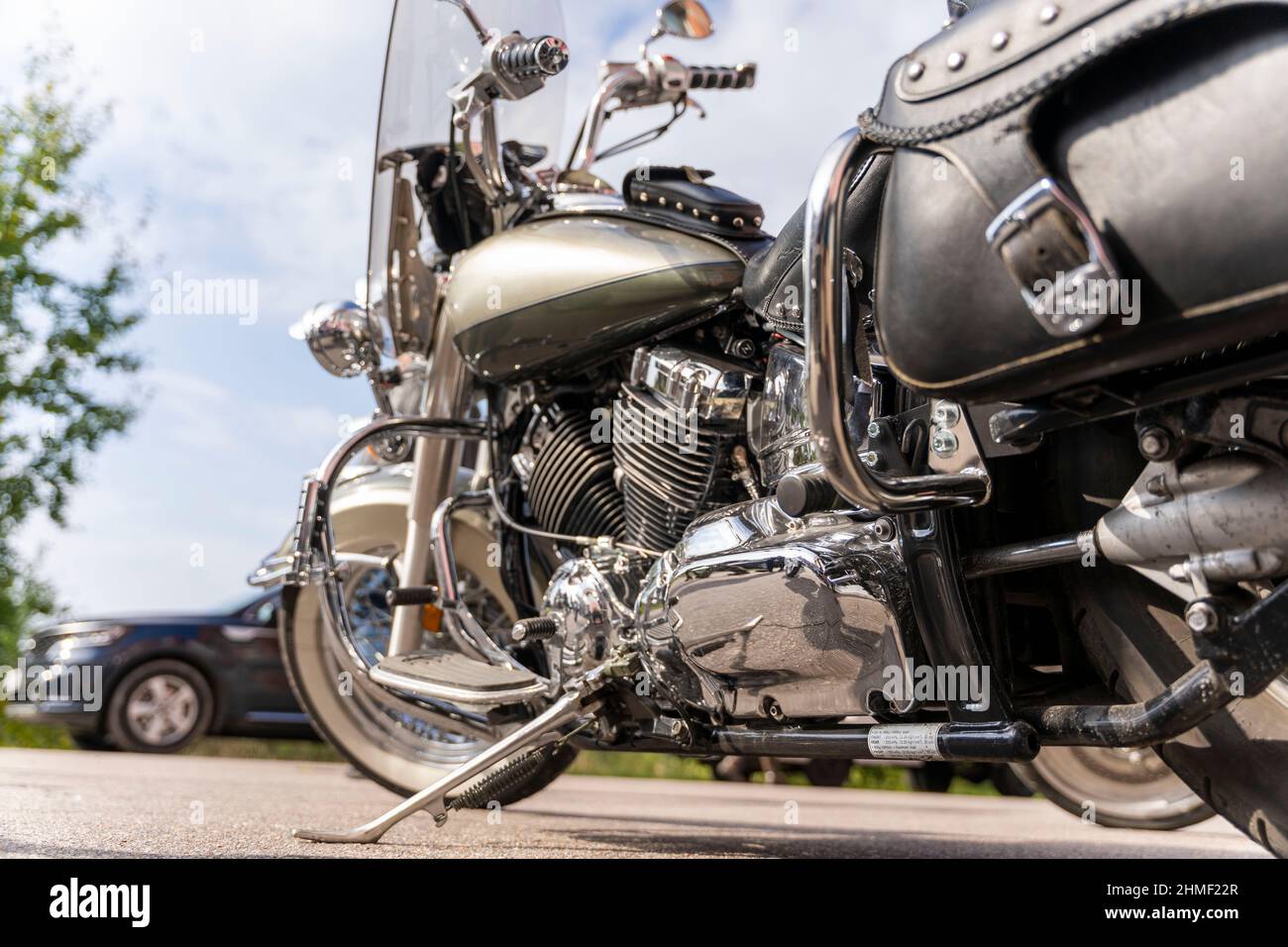 Klassisches Motorrad auf dem Parkplatz an einem sonnigen Tag, Seitenansicht von hinten. Stockfoto