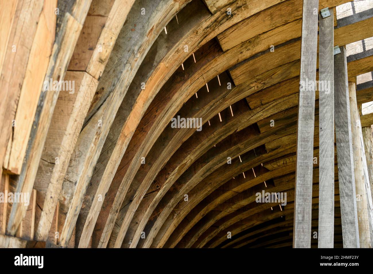 Erster Rang Schiff der XVIII Jahrhundert Bau in Gravelines. Die Arbeit wird von spezialisierten Handwerkern durchgeführt. Construction du navire de Premier Rang du XV Stockfoto