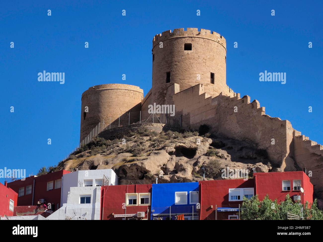 Maurische Festung Alcazaba im Stadtteil La Chanca mit roten und blauen Häusern, Almeria, Andalusien, Spanien Stockfoto