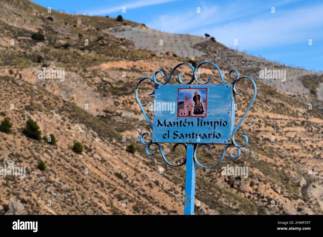 Schild, um die Natur im Kloster Virgin de Saliente, Sierra de las Estancias, Andalusien, Spanien, sauber zu halten Stockfoto