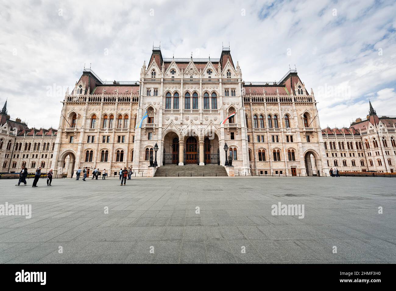 Besucher vor dem Parlamentsgebäude am Kossuth-Platz, Kossuth-Lajos-ter, Budapest, Ungarn Stockfoto