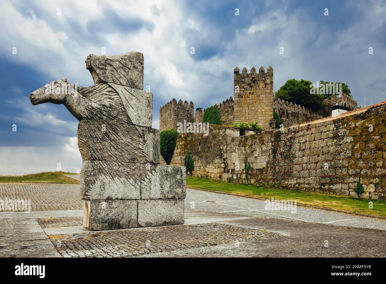 Statue des legendären Joao Ticao in der Nähe des Verrats-Tores, Schloss Trancoso, Serra da Estrela, Portugal Stockfoto