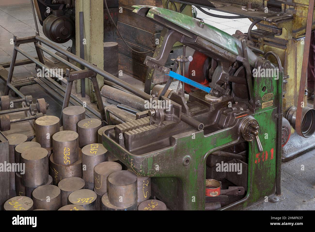 Eisensäge zum Schneiden von Stanzformen in einer ehemaligen Ventilfabrik, heute Industriemuseum, Lauf an der Pegnitz, Mittelfranken, Bayern, Deutschland Stockfoto