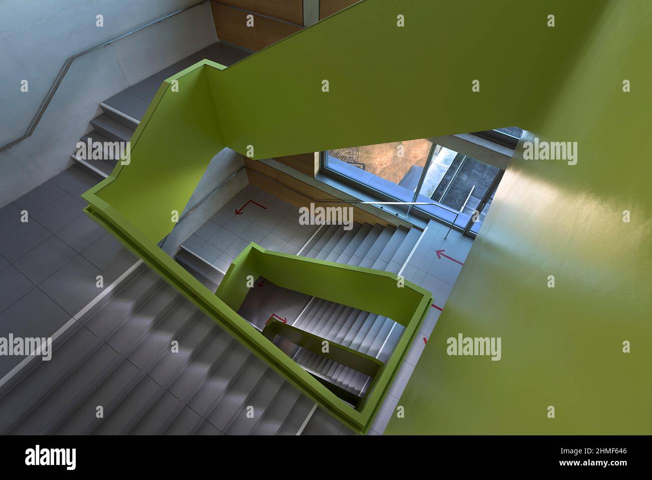 Richtungspfeile im Treppenhaus der Stadtbibliothek Nürnberg, Mittelfranken, Bayern, Deutschland Stockfoto