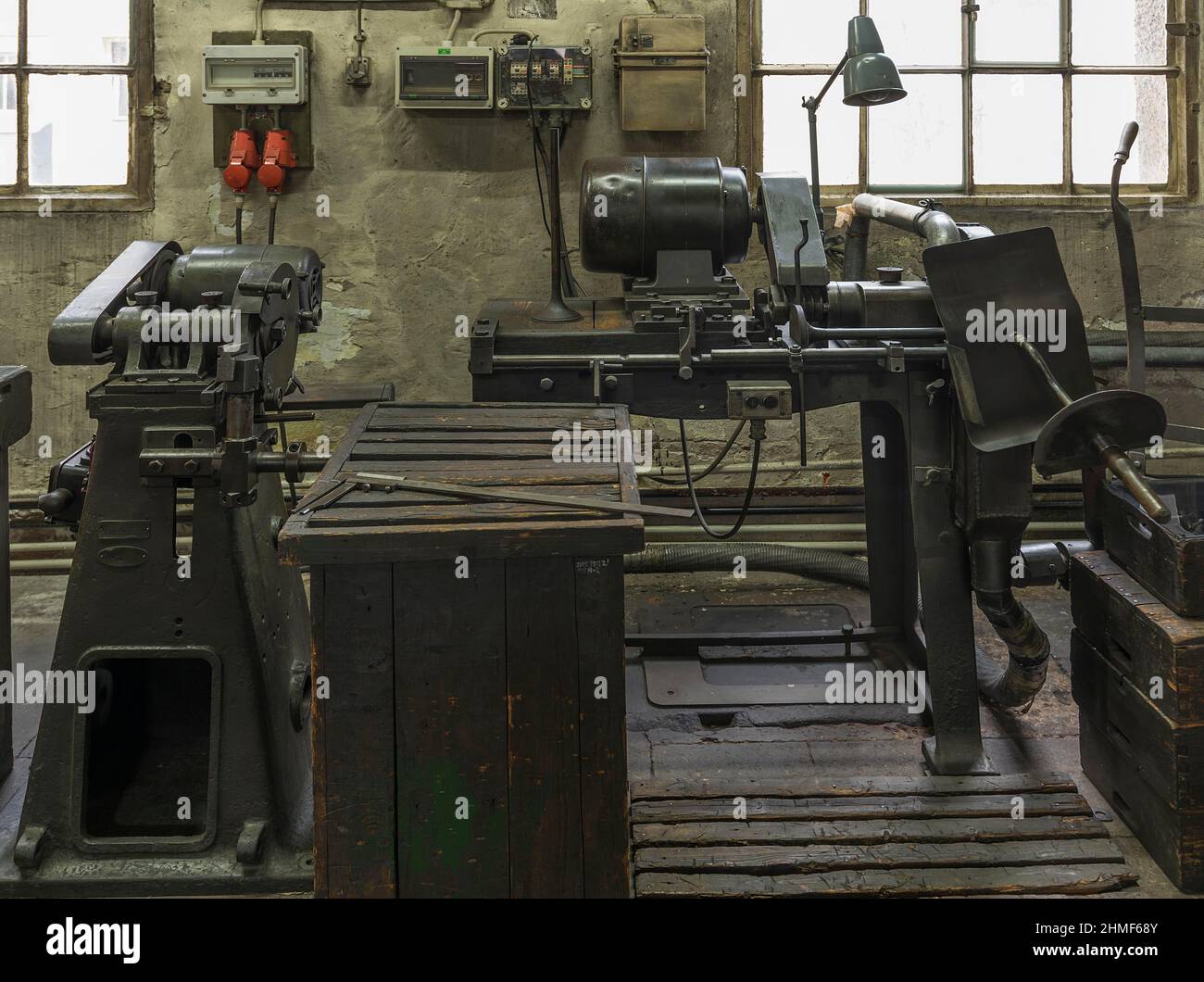 Abschneidemaschine in einer ehemaligen Ventilfabrik, heute Industriemuseum, Lauf an der Pegnitz, Mittelfranken, Bayern, Deutschland Stockfoto